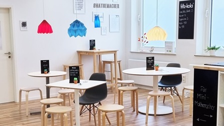 Tische und Stühle in einem Café