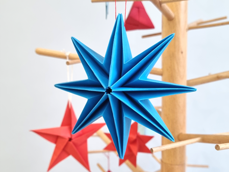 Origami Sterne in rot und blau